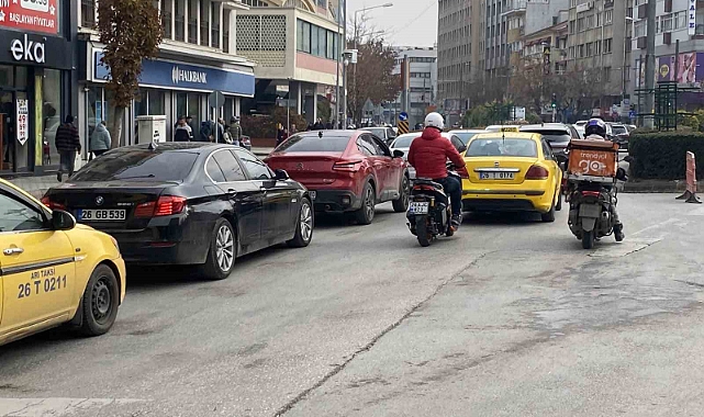 Yıkım için cadde kapatılınca kent trafiğini kilitlendi