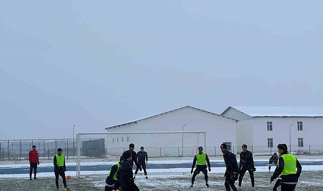 Yoğun kar yağışına rağmen Muş Spor antrenman yaptı