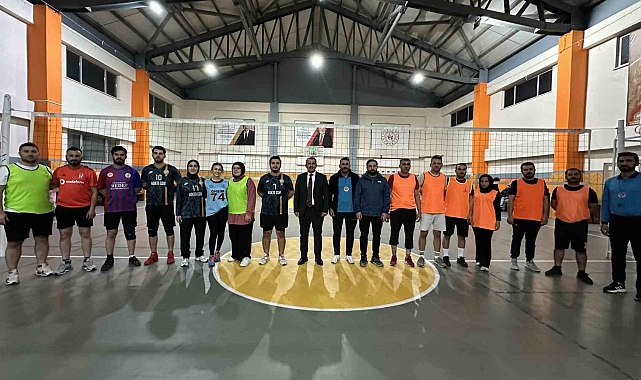 Yüksekova'da öğretmenler voleybol turnuvasında bir araya geldi