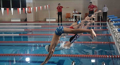 Yüzme müsabakalarında 479 sporcu yarışacak