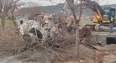 Adıyaman’da beton mikseri devrildi
