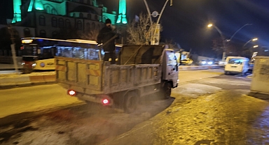 Ağrı Belediyesi buzlanmaya karşı gece mesaisinde