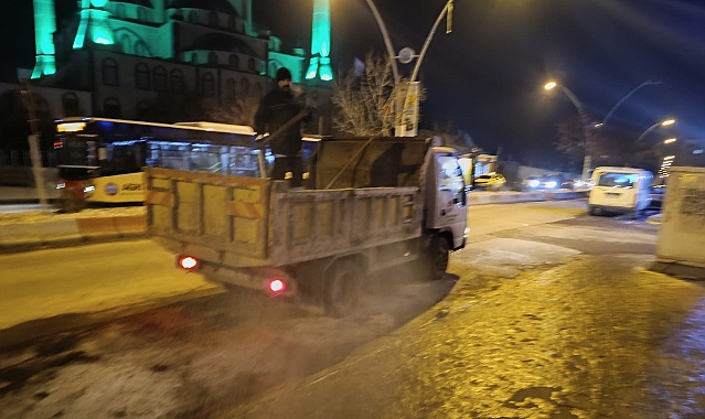 Ağrı Belediyesi buzlanmaya karşı gece mesaisinde
