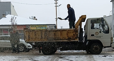 Ağrı’da buzlanmaya karşı tuzlama çalışmaları yapılıyor