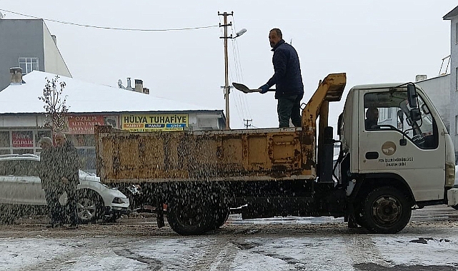 Ağrı’da buzlanmaya karşı tuzlama çalışmaları yapılıyor