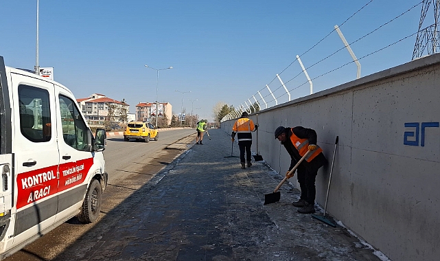 Ağrı’da cadde ve sokaklar kardan temizleniyor