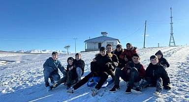 Ağrı'da çocukların naylon ve kızaklarla kar keyfi (Videolu Haber)