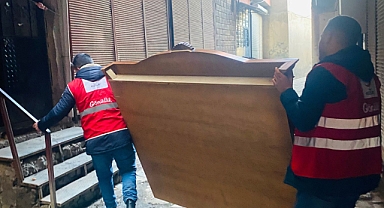 Ağrı’da Kızılay ekipleri, ihtiyaç sahiplerine ev eşyası ulaştırıyor