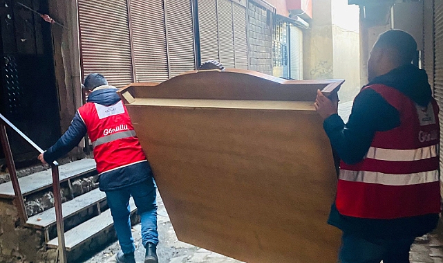 Ağrı’da Kızılay ekipleri, ihtiyaç sahiplerine ev eşyası ulaştırıyor