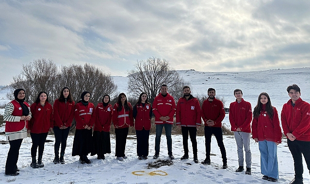 Ağrı’da Kızılay ekipleri, yaban hayvanları için doğaya yem bıraktı