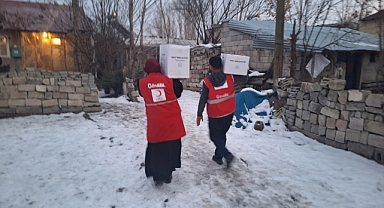 Ağrı’da Kızılay gönüllüleri kış ayında ihtiyaç sahiplerine yardım ulaştırıyor