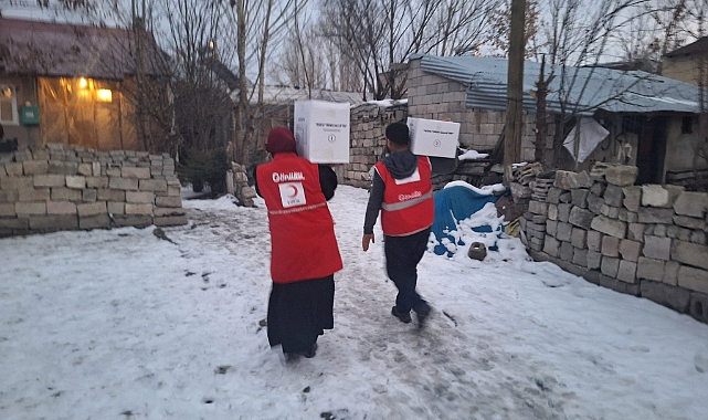 Ağrı’da Kızılay gönüllüleri kış ayında ihtiyaç sahiplerine yardım ulaştırıyor