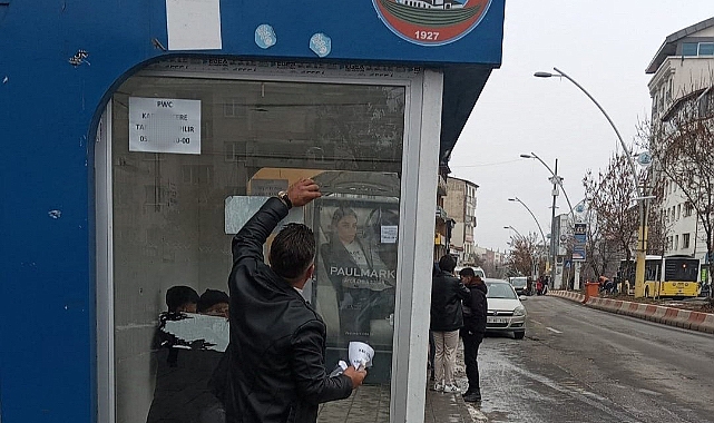 Ağrı’da otobüs durakları temizleniyor