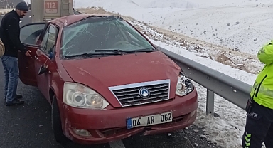 Ağrı'da sürücü direksiyon hakimiyetini kaybetti, araç takla atıp savruldu