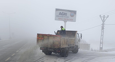 Ağrı’da yoğun kar yağışından sonra yollarda tuzlama çalışması başladı
