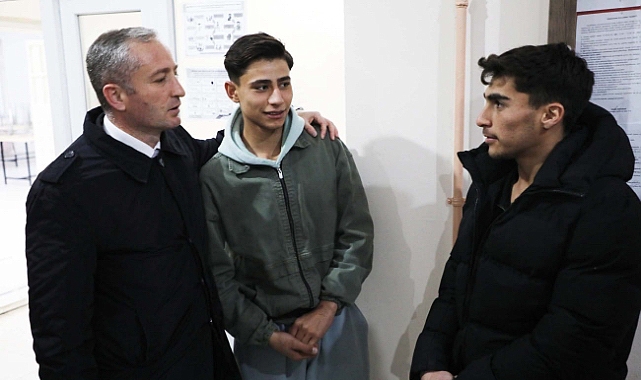 Ağrı Erol Parlak Güzel Sanatlar Lisesi'nde Çalgı Dinletisi ve Resim Sergisi düzenlendi
