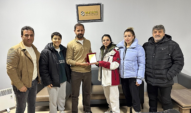 Ağrı Kadın Futbol Takımı'ndan destekçisine teşekkür plaketi