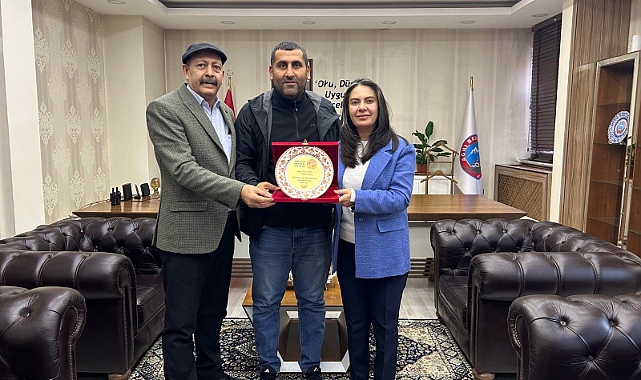 Ağrı Kuşçular Derneği’nden Belediye Eş Başkanlarına plaket verildi
