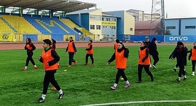 Ağrı’nın kadın futbolcuları dondurucu soğuklara meydan okuyor