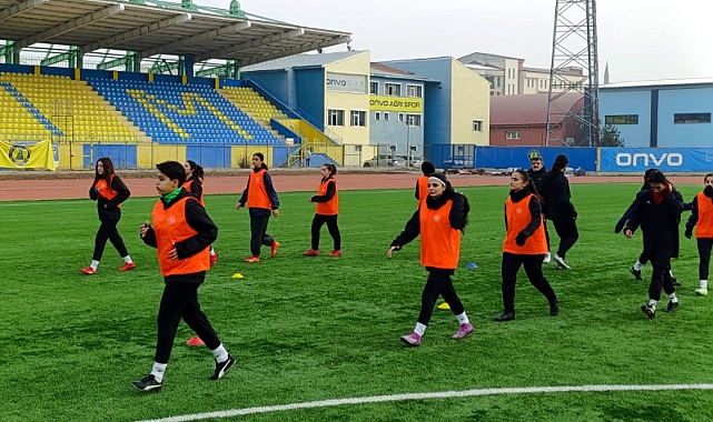 Ağrı’nın kadın futbolcuları dondurucu soğuklara meydan okuyor