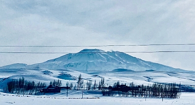 Ağrı’nın karla kaplı yüksek dağları göz kamaştırıyor