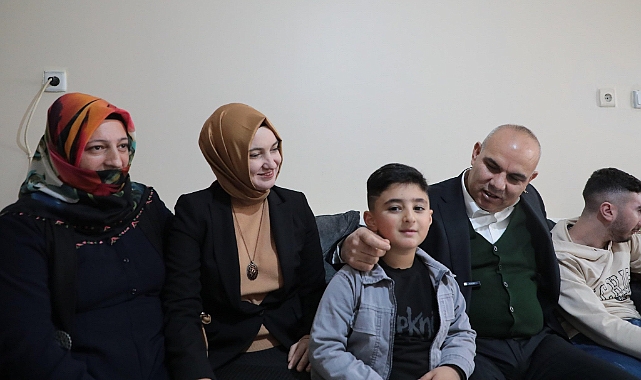Ağrı Valisi Koç, “Okulum Beni Bekler" projesi ile aileleri ziyaret ediyor