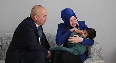 Ağrı Valisi Koç, özel gereksinimli çocuğu ziyaret etti