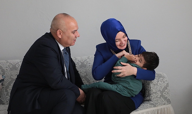 Ağrı Valisi Koç, özel gereksinimli çocuğu ziyaret etti
