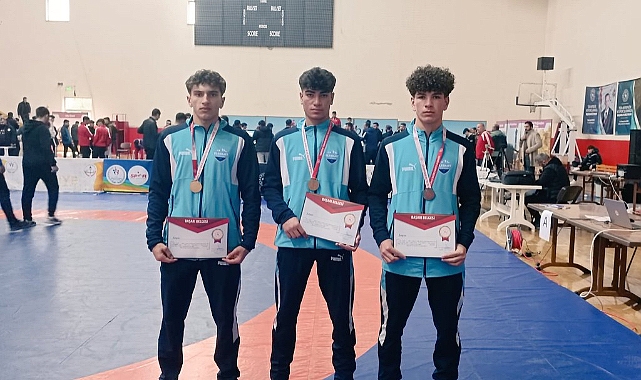Ağrılı sporcular minderin tozunu attırdı