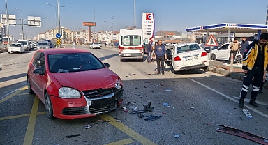 Aksaray’da 2 otomobil çarpıştı: 1’i çocuk 2 yaralı
