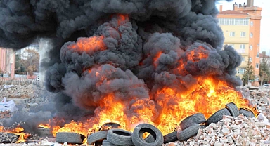 Alev alev yanan lastiklerden gökyüzüne siyah duman yükseldi