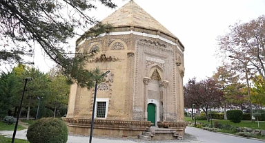 Anadolu’nun ilk kadın hükümdarının türbesi süslemeleri ile dikkat çekiyor