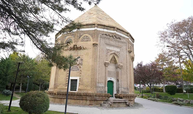 Anadolu’nun ilk kadın hükümdarının türbesi süslemeleri ile dikkat çekiyor