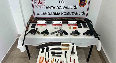 Antalya’da jandarmadan ruhsatsız tabanca ve uyuşturucu operasyonu
