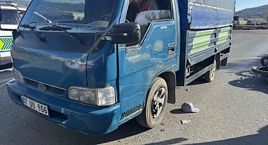 Antalya’da kamyonetle çarpışan motosikletli yaralandı