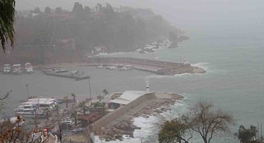 Antalya’da yağmur trafiği aksattı, Konyaaltı Sahili sisle kaplandı