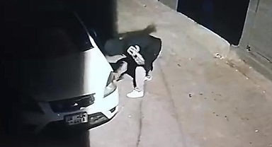 Araç lastiklerini patlatan şahıslar güvenlik kamerasına yakalandı