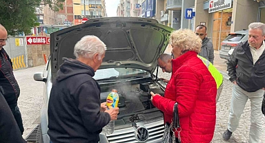 Araçtan bir anda dumanlar yükseldi, şoförün imdadına vatandaşlar koştu