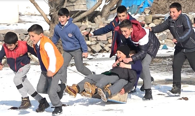 Ardahan'da çocukların kızak keyfi