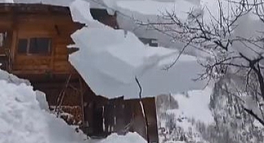 Artvin’de çatıdan düşen kar kütlesini görüntülemek isterken az kalsın altında kalıyordu