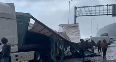 Artvin’de dalgalar park halindeki tırın dorsesini parçaladı