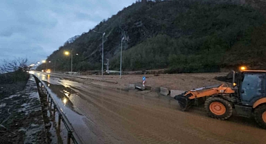Artvin’de heyelan bölgesi yağan yağmurla çamura döndü