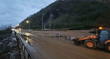 Artvin’de heyelan bölgesi yağan yağmurla çamura döndü