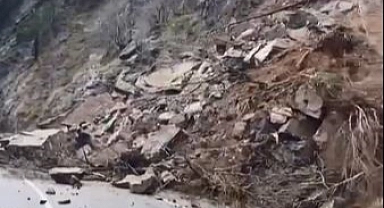 Artvin’de heyelan nedeniyle Hopa-Borçka karayolu ulaşıma kapandı