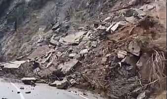 Artvin’de heyelan nedeniyle Hopa-Borçka karayolu ulaşıma kapandı