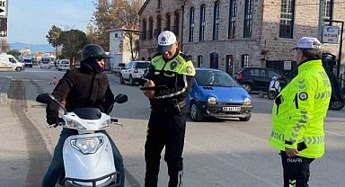 Ayvalık’ta trafik polisi eksik evraklı ve kasksız motosiklet sürücülerine geçit vermiyor