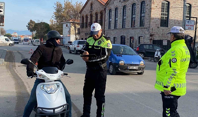 Ayvalık’ta trafik polisi eksik evraklı ve kasksız motosiklet sürücülerine geçit vermiyor