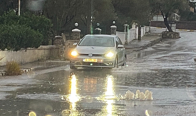 Ayvalık’ta yağış gün boyu etkili oldu