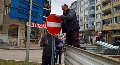 Bafra’da trafik bilgi ve işaret levhaları yenileniyor