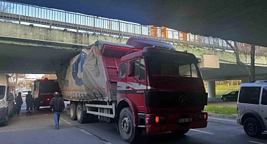 Bakırköy’de alt geçitten geçmeye çalışan kamyon sıkıştı